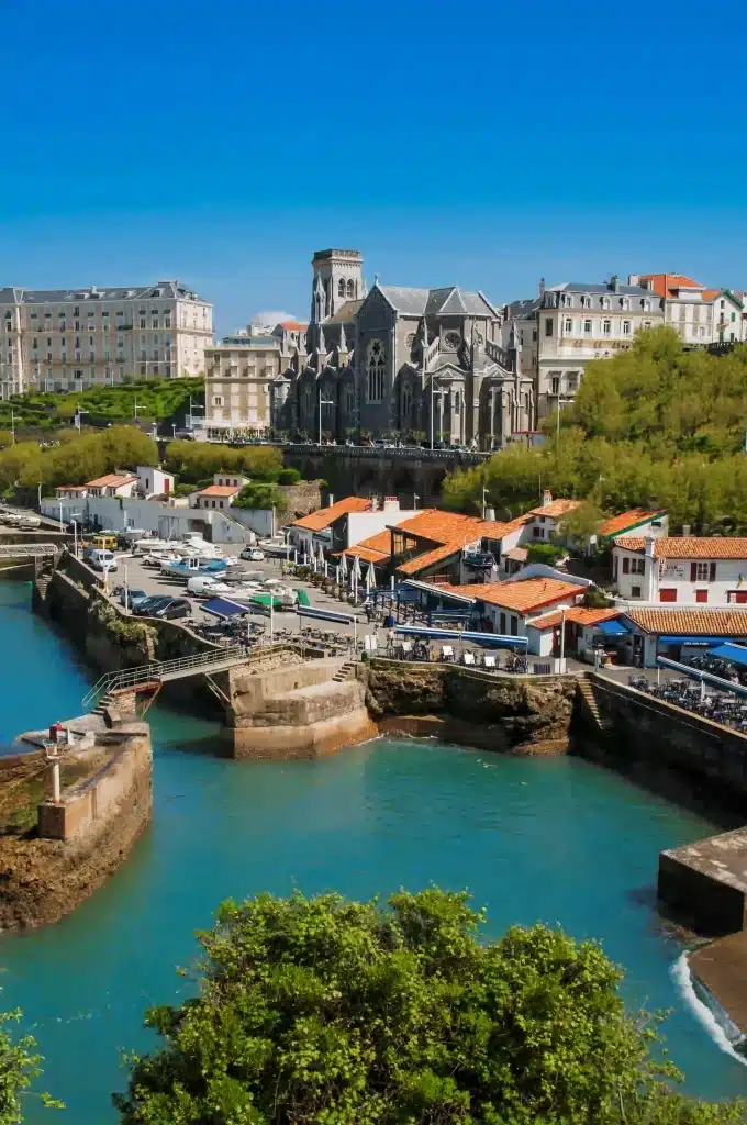 Vue sur la cathédrale Sainte-Marie à Bayonne.