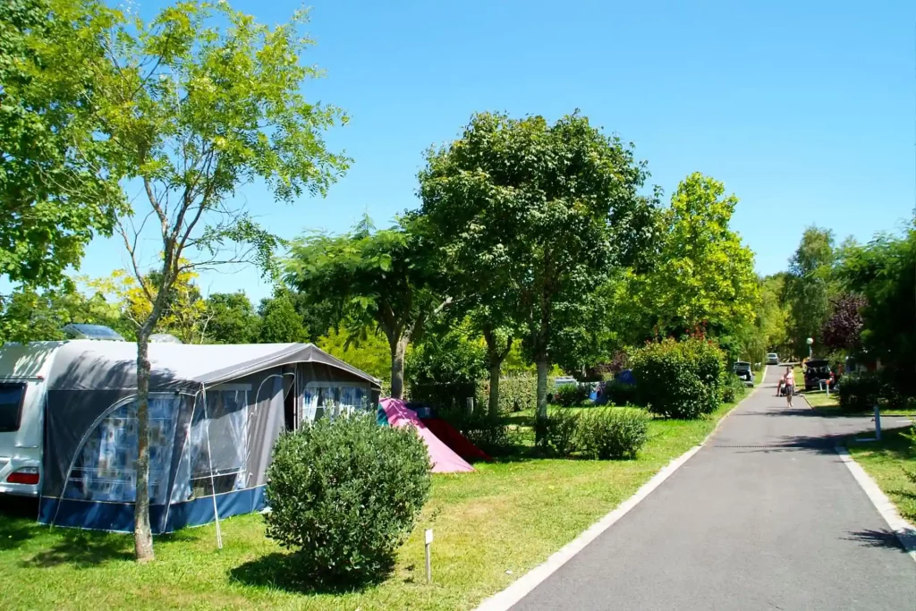 Location d'un emplacement de camping pas cher à Bayonne.